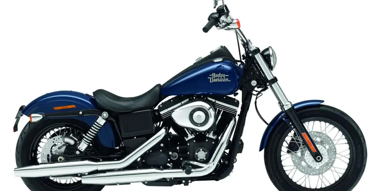 Granatowy Harley-Davidson Dyna Street Bob gotowy na podbój ulic. Klasyczny styl i moc.
