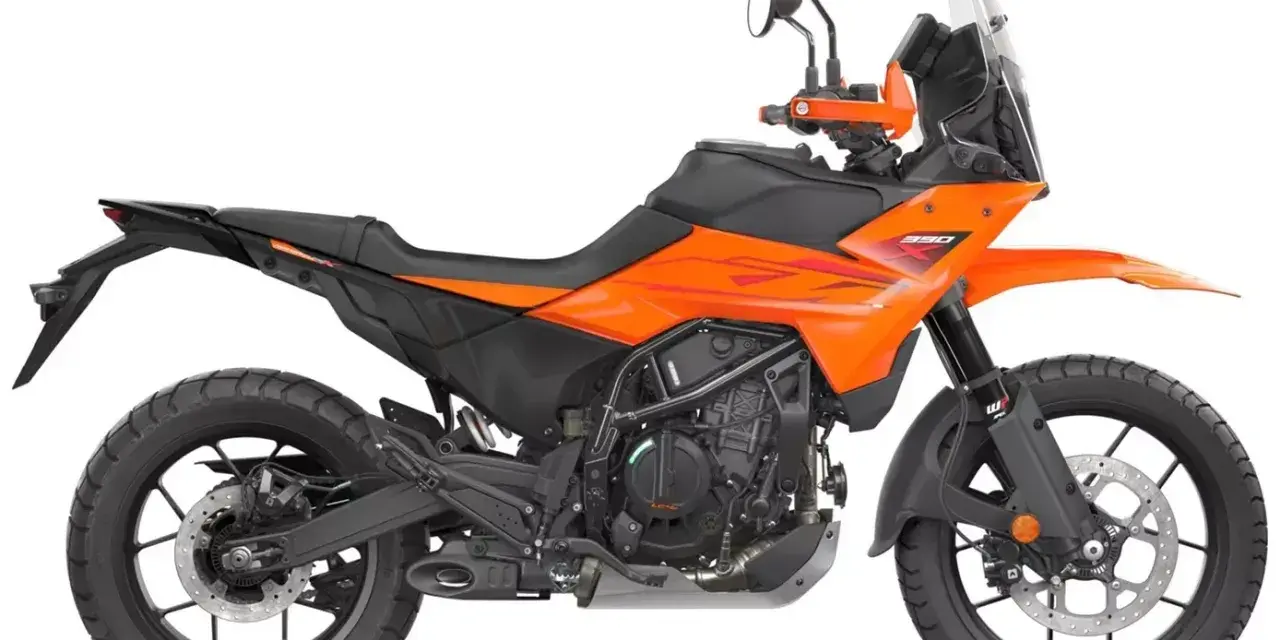Pomarańczowy motocykl KTM 390 Adventure gotowy na przygodę.