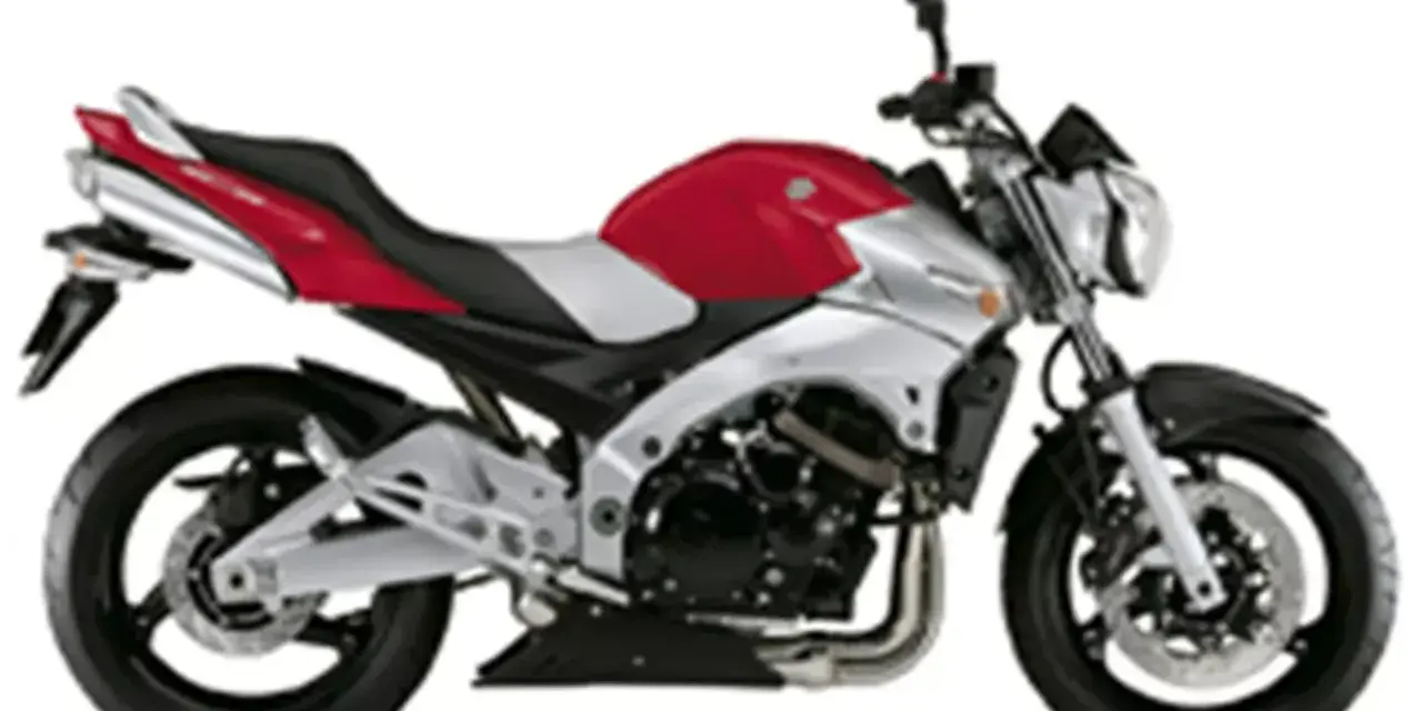Suzuki GSR w czerwono-srebrnej odsłonie, gotowy na miejskie wyzwania.