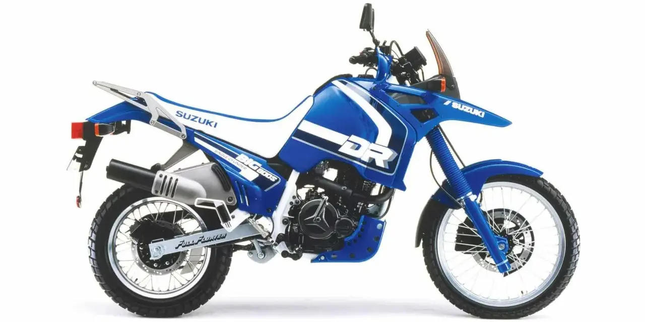 Niebieski motocykl Suzuki DR 800 BIG. Dane techniczne tego modelu to potężny silnik i terenowe możliwości.