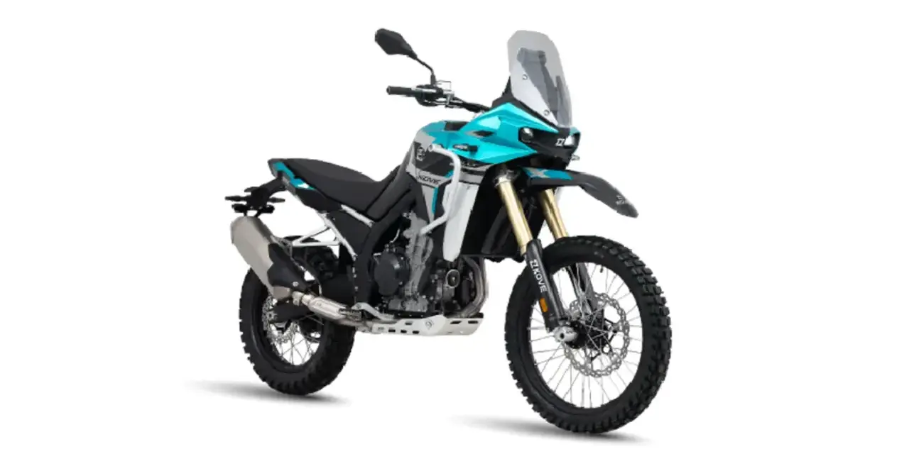 Turkusowy motocykl Kove 800X Rally gotowy na przygodę.
