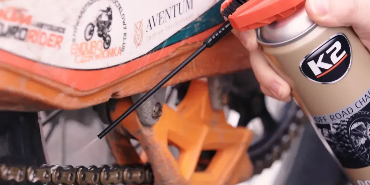 Perfekcyjne smarowanie łańcucha motocyklowego: Czy robisz to dobrze?