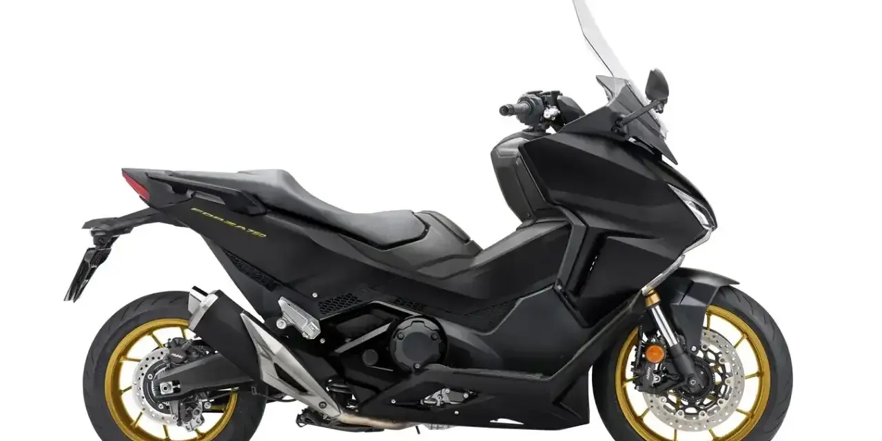 Czarny skuter Honda Forza 750 z złotymi felgami. Potężny silnik sugeruje dużą prędkość maksymalną.