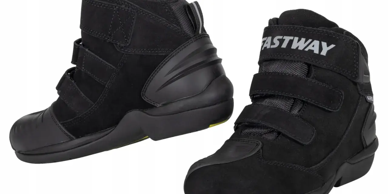 Czarne buty motocyklowe turystyczne Fastway z rzepami i wzmocnieniami.