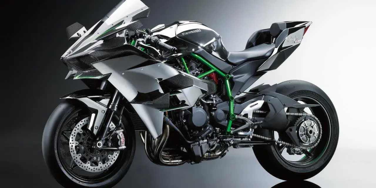 Kawasaki H2R, błyszczący, sportowy motocykl z zieloną ramą i elementami z włókna węglowego, gotowy do wyścigu.