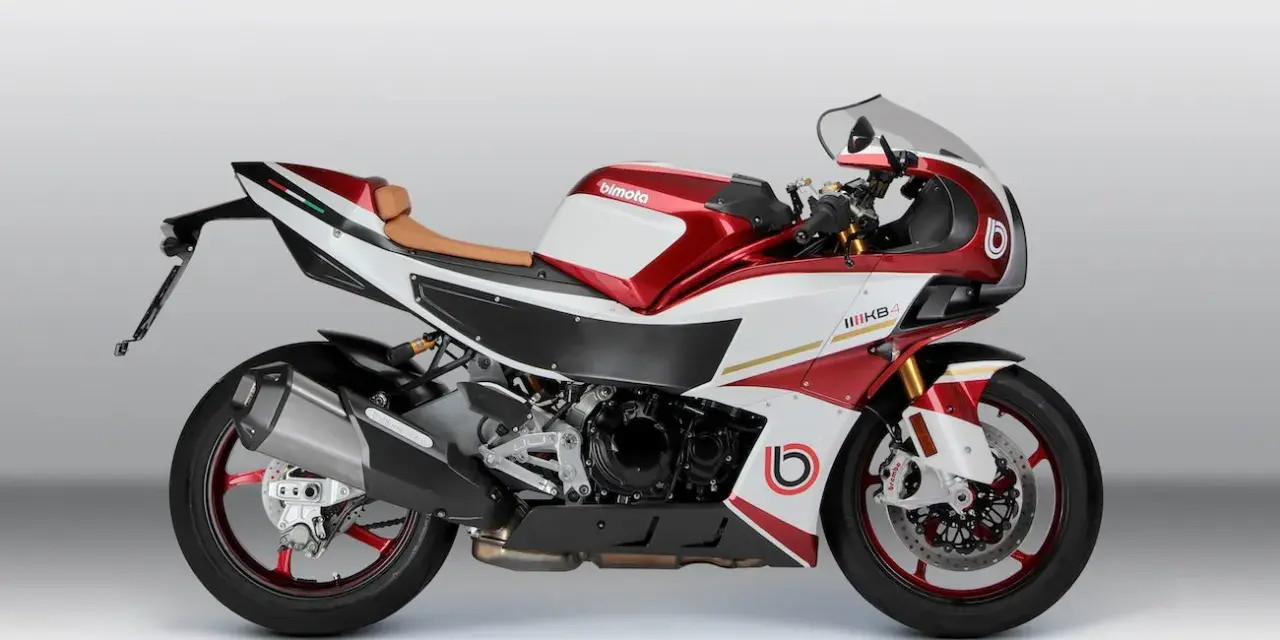 Elegancki motocykl Bimota KB4 w kolorze białym i czerwonym z brązowym siedzeniem, gotowy do jazdy.