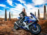 Kobieta na sportowym Suzuki GSX-R. Idealny motocykl na 190 wzrostu, by poczuć wolność.