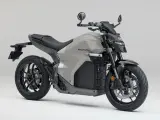 Nowoczesny, szary japoński motocykl Honda z czarnymi akcentami, gotowy na podbój miejskich ulic.