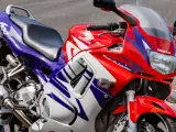 Sportowy motocykl Honda CBR F3 w czerwono-biało-niebieskich barwach.