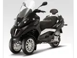 Czarny Piaggio MP3 400 z trzema kołami, idealny do miasta. Sprawdź piaggio mp3 400 dane techniczne.