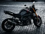 Czarny motocykl na bruku, idealny na giełda motocykli używanych Niemcy. Gotowy do jazdy po niemieckich drogach.