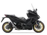 Czarny skuter Honda Forza 750 z złotymi felgami. Potężny silnik sugeruje dużą prędkość maksymalną.