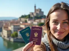 Uśmiechnięta kobieta trzyma paszporty na tle włoskiego miasta. Czy do Włoch potrzebny jest paszport? Tak, jeśli podróżujesz spoza strefy Schengen.