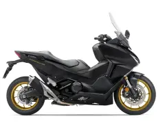 Czarny skuter Honda Forza 750 z złotymi felgami. Potężny silnik sugeruje dużą prędkość maksymalną.