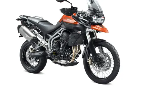 Pomarańczowy motocykl adventure Triumph Tiger 800 XC. Sprawdź jego dane techniczne i przygotuj się na wyprawę!