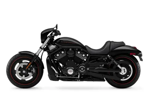 Czarny Harley-Davidson V-Rod Night Rod z czerwonymi akcentami na felgach. Potężny silnik i sportowy wygląd.