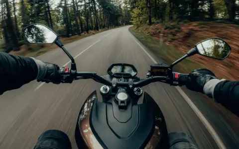 Odkryj Bieszczady na motocyklu: Trasy, porady, niezapomniane widoki