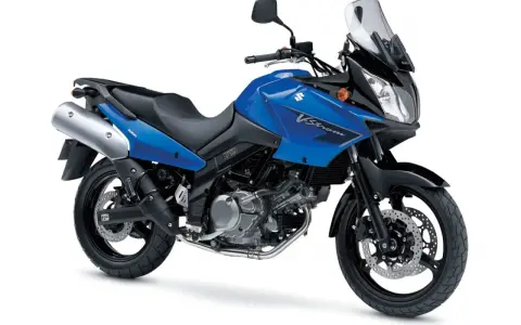 Niebieski Suzuki V-Strom 650. Poznaj jego dane techniczne i możliwości.