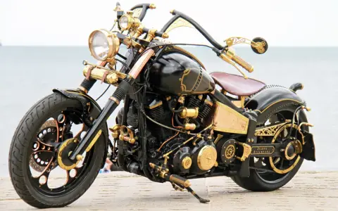 Niestandardowy Yamaha Wild Star 1600 w stylu steampunk, z bogactwem złotych detali i mosiężnych elementów, prezentuje się imponująco nad morzem.