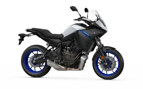 Yamaha Tracer 700 dane techniczne: sportowo-turystyczny motocykl z silnikiem CP2, czarno-biały, z niebieskimi felgami.
