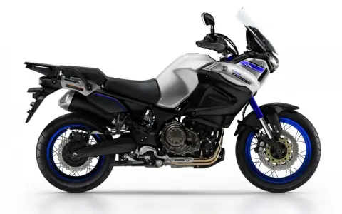 Srebrno-czarny motocykl Yamaha Super Tenere 1200 z niebieskimi akcentami, gotowy na przygodę. Dane techniczne dostępne dla każdego podróżnika.