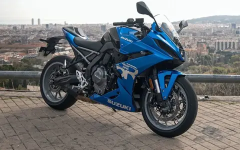 Niebieski motocykl sportowy Suzuki GSX na tle miasta.