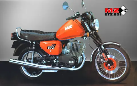 Pomarańczowy MZ ETZ 251, legendarny motocykl, który w zależności od wersji miał od 17 do 22 KM.