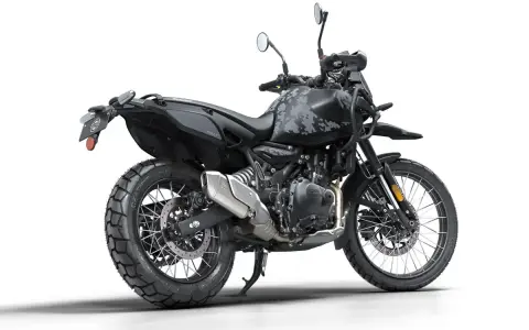 Czarny motocykl Royal Enfield Himalayan z szarym kamuflażem na baku, gotowy na każdą wyprawę.