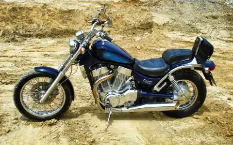 Suzuki Intruder 1400: klasyczny cruiser, idealny na długie trasy. Wady i zalety tego modelu to m.in. komfort, moc i styl.