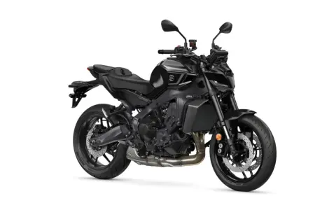 Czarny motocykl Yamaha MT09, gotowy do podboju miejskich ulic. Agresywny wygląd i sportowy charakter.