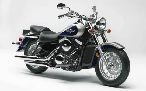 Błyszczący Kawasaki Vulcan 1500, klasyczny cruiser. Choć piękny, warto znać jego potencjalne wady przed zakupem.