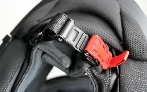Jak prawidłowo zapiąć kask motocyklowy? Sekrety DD i Microlock.