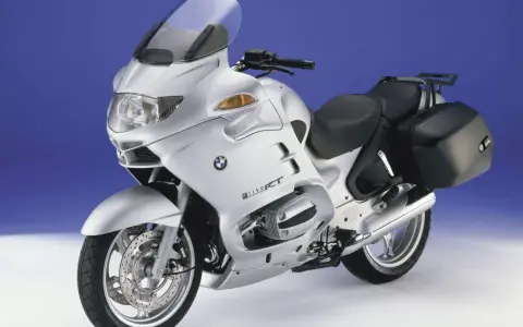 Srebrny motocykl BMW R1150RT z kuframi. Poznaj jego bmw rt 1200 dane techniczne i możliwości.