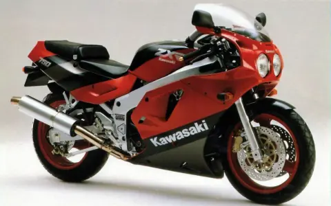 Czerwono-czarny motocykl Kawasaki ZXR 750 z lat 90. z charakterystycznym malowaniem i sportowym wyglądem.