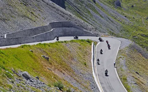 Nudne Łódzkie? Odkryj najlepsze trasy motocyklowe i zakręty!
