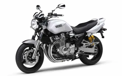 Srebrny motocykl Yamaha XJR 1300, klasyczny naked bike. Poznaj jego yamaha xjr 1300 dane techniczne.