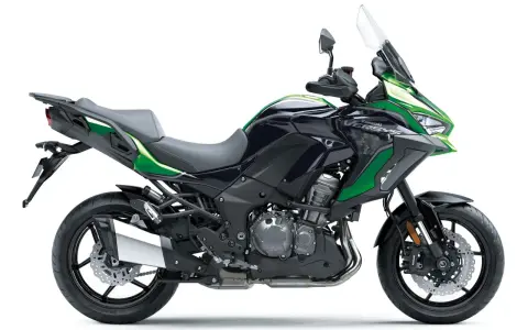 Czarny motocykl Kawasaki Versys 1000 z zielonymi akcentami, gotowy do podróży. Sprawdź kawasaki versys 1000 dane techniczne.