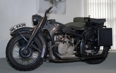 Stary motocykl BMW z koszem, z tablicą rejestracyjną WL-5639. Ten klasyk z Niemiec to prawdziwa gratka dla fanów motoryzacji.