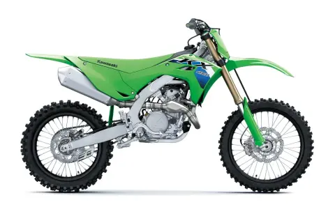 Zielony motocykl Kawasaki KXF 450, gotowy do akcji. Zastanawiasz się, kawasaki kxf 450 ile ma koni?