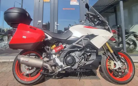 Sportowy motocykl Aprilia Caponord 1200 z kuframi i sportowym wydechem SC Project. Poznaj jego dane techniczne!