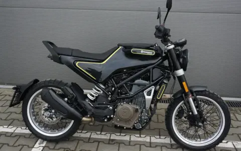 Czarny motocykl Husqvarna Svartpilen 401 z żółtymi akcentami, gotowy na miejskie przygody.