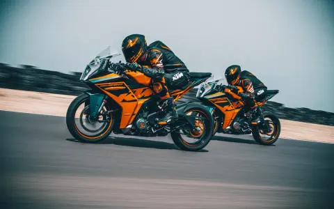 Dwóch motocyklistów na torze ściga się na pomarańczowych KTM RC 390. Poznajcie ich dane techniczne!