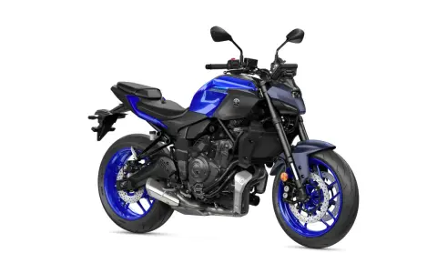 Niebieski motocykl Yamaha MT-07 na białym tle.