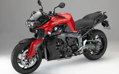Czerwony motocykl BMW K1300 z czarnymi elementami, gotowy do jazdy.