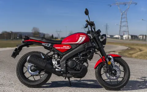 Czerwony motocykl Yamaha XSR 125 na asfalcie. Poznaj jego yamaha xsr 125 dane techniczne.