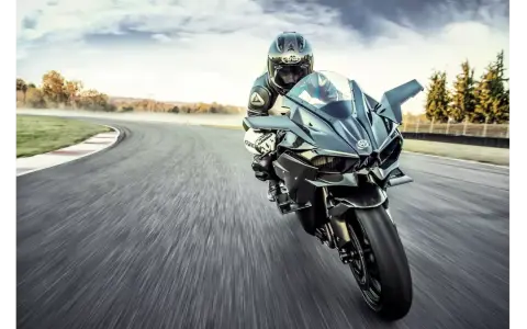 Motocyklista na torze wyścigowym na Kawasaki H2R. Poznaj Kawasaki H2R dane techniczne i poczuj moc.