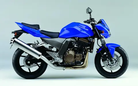 Niebieski motocykl Kawasaki Z750R z błyszczącym wydechem i sportowym designem.