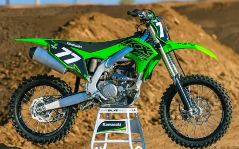 Zielony motocykl Kawasaki KXF 250 na stojaku, gotowy do jazdy. Poznaj jego kawasaki kxf 250 dane techniczne.