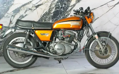 Pomarańczowy motocykl Yamaha DHC 750, klasyk z lat 70. Jego yamaha xtz 750 dane techniczne to legenda.