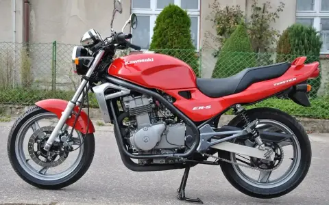 Czerwony motocykl Kawasaki ER-5 Twister. Poznaj jego dane techniczne i poczuj wolność na drodze.